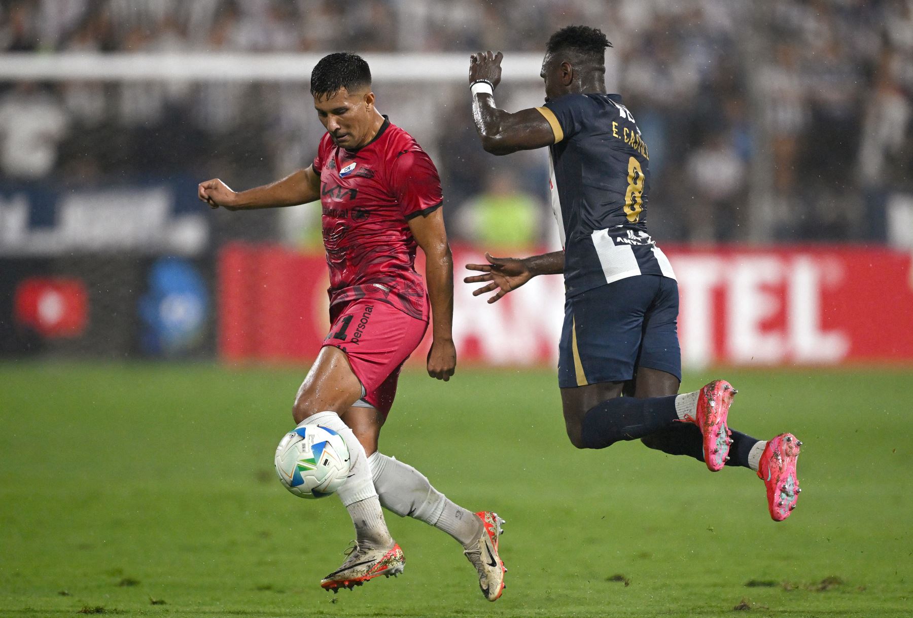 El defensor de Nacional Hugo Franco y el mediocampista ecuatoriano de Alianza Lima  Eryc Castillo luchan por el balón durante el partido de fútbol de vuelta de la primera ronda de clasificación de la Copa Libertadores entre Alianza Lima de Perú y Nacional de Paraguay. AFP