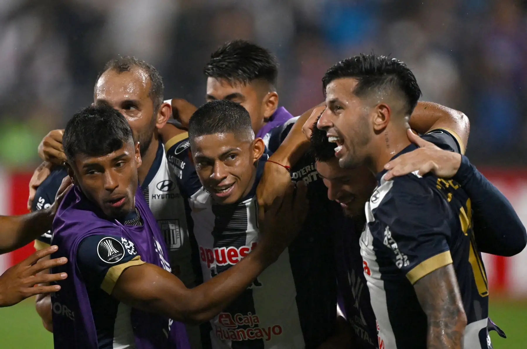 El delantero  de Alianza Lima, Kevin Quevedo, celebra con sus compañeros después de anotar su segundo gol durante el partido de fútbol de vuelta de la primera ronda de clasificación de la Copa Libertadores entre Alianza Lima de Perú y Nacional de Paraguay. AFP
