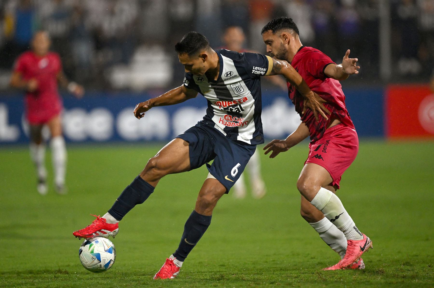 El defensor de Alianza Lima  Renzo Garcés y el delantero de Nacional  Diego Duarte pelean por el balón durante el partido de fútbol de vuelta de la primera ronda de clasificación de la Copa Libertadores entre Alianza Lima de Perú y Nacional de Paraguay. AFP