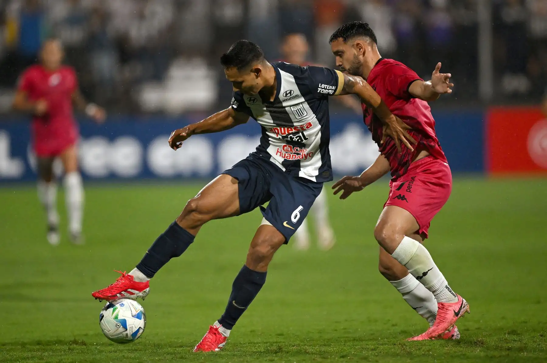 El defensor de Alianza Lima  Renzo Garcés y el delantero de Nacional  Diego Duarte pelean por el balón durante el partido de fútbol de vuelta de la primera ronda de clasificación de la Copa Libertadores entre Alianza Lima de Perú y Nacional de Paraguay. AFP