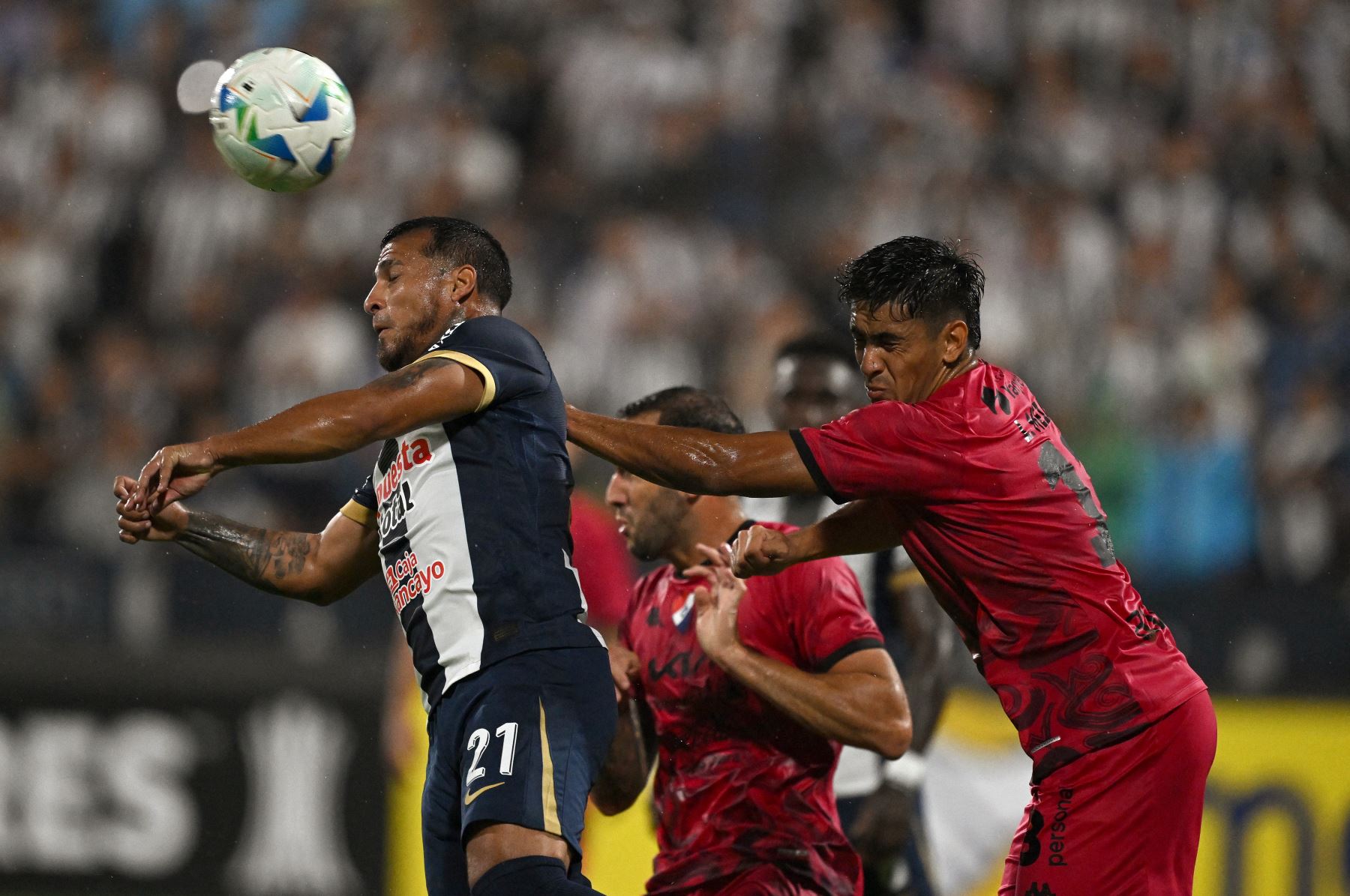 El mediocampista de Alianza Lima  Miguel Trauco y el mediocampista de Nacional  Leandro Meza luchan por el balón durante el partido de fútbol de vuelta de la primera ronda de clasificación de la Copa Libertadores entre Alianza Lima de Perú y Nacional de Paraguay. AFP