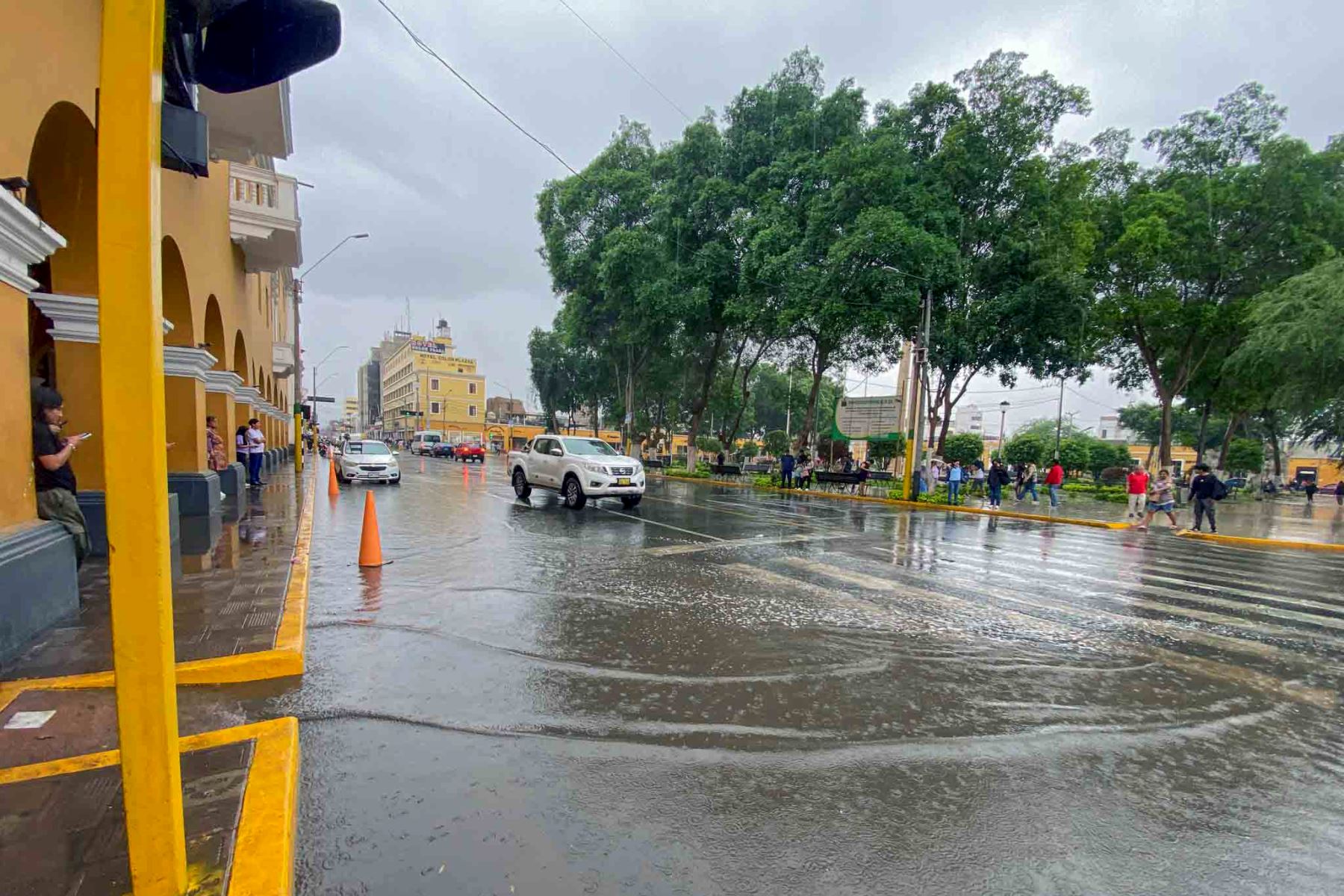 La fuerte lluvia inundó viviendas, locales comerciales y varias calles de la ciudad de Ica dificultando el tránsito de vehículos y peatonal. Uno de los más afectados fue el Hospital Regional de Ica, se informó que el área de la Unidad de Cuidados Intensivos colapsó debido a la filtración de agua pluvial. Foto: Genry Bautista