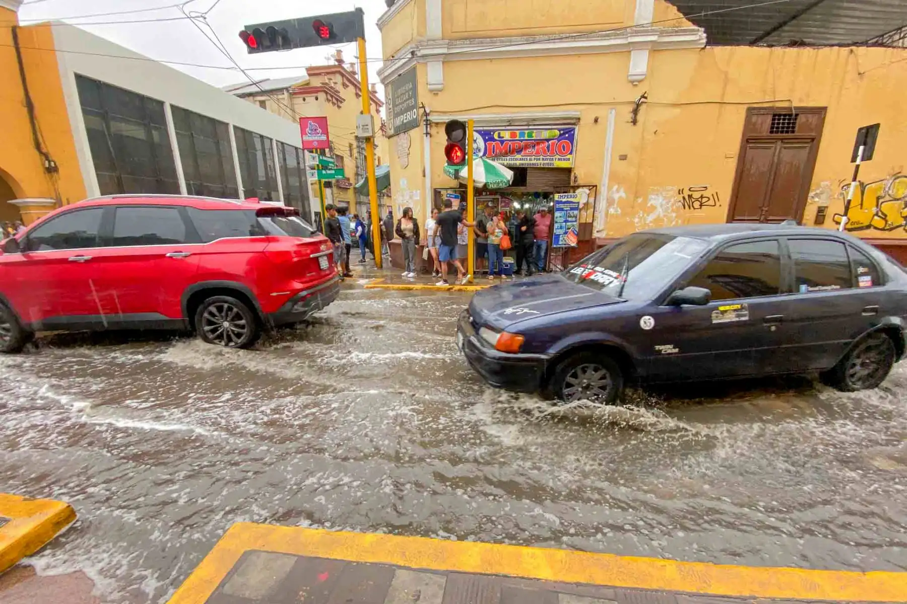 La fuerte lluvia inundó viviendas, locales comerciales y varias calles de la ciudad de Ica dificultando el tránsito de vehículos y peatonal. Uno de los más afectados fue el Hospital Regional de Ica, se informó que el área de la Unidad de Cuidados Intensivos colapsó debido a la filtración de agua pluvial. Foto: Genry Bautista