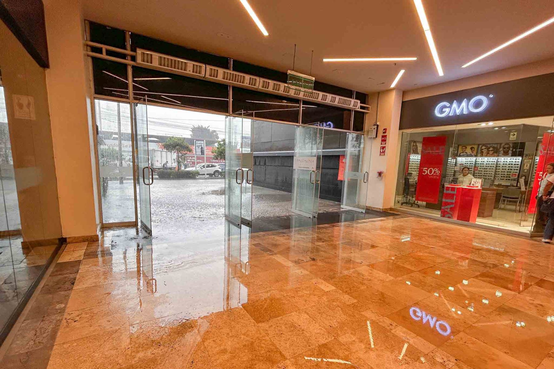 La fuerte lluvia inundó viviendas, locales comerciales y varias calles de la ciudad de Ica dificultando el tránsito de vehículos y peatonal. Uno de los más afectados fue el Hospital Regional de Ica, se informó que el área de la Unidad de Cuidados Intensivos colapsó debido a la filtración de agua pluvial. Foto: Genry Bautista