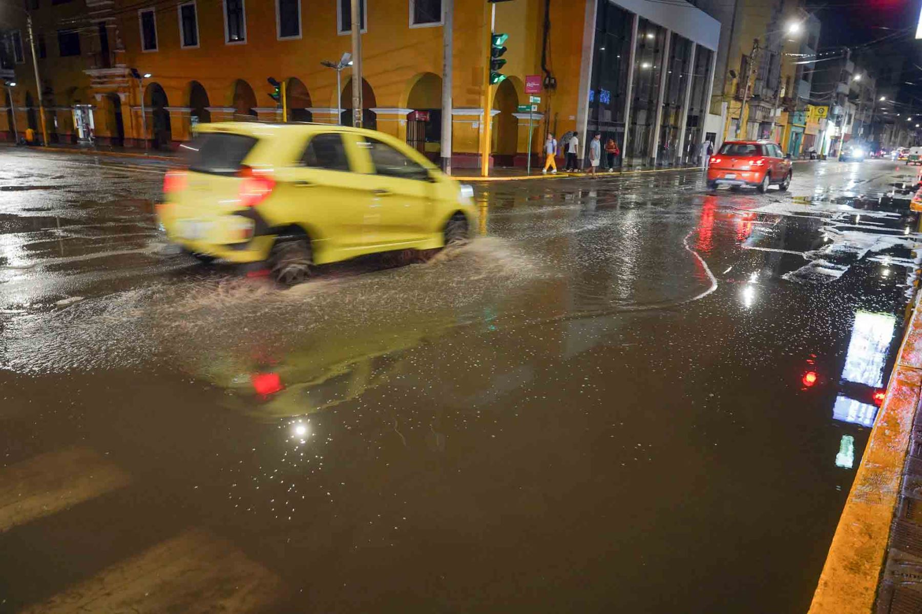 Un gran número de viviendas, hospitales, centros de salud, colegios, comisarías, mercados y locales comerciales; además del colapso del sistema de alcantarillado, son los más afectados por la lluvia torrencial que se registró la tarde del miércoles 12 de febrero en la ciudad de Ica. Foto: Genry Bautista