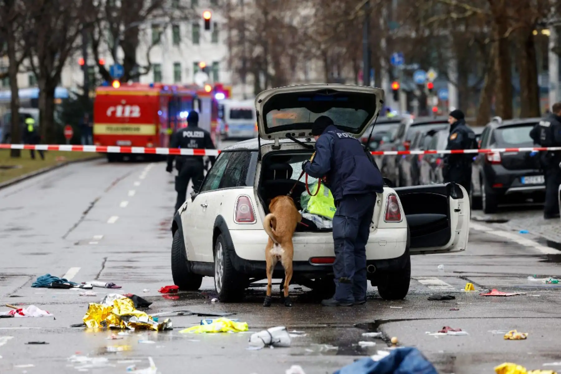 Los miembros de los servicios de emergencia trabajan en el lugar donde un automóvil atropelló a una multitud en la ciudad de Múnich, en el sur de Alemania, el 13 de febrero de 2025, dejando varias personas heridas, dijo la policía. Foto: AFP