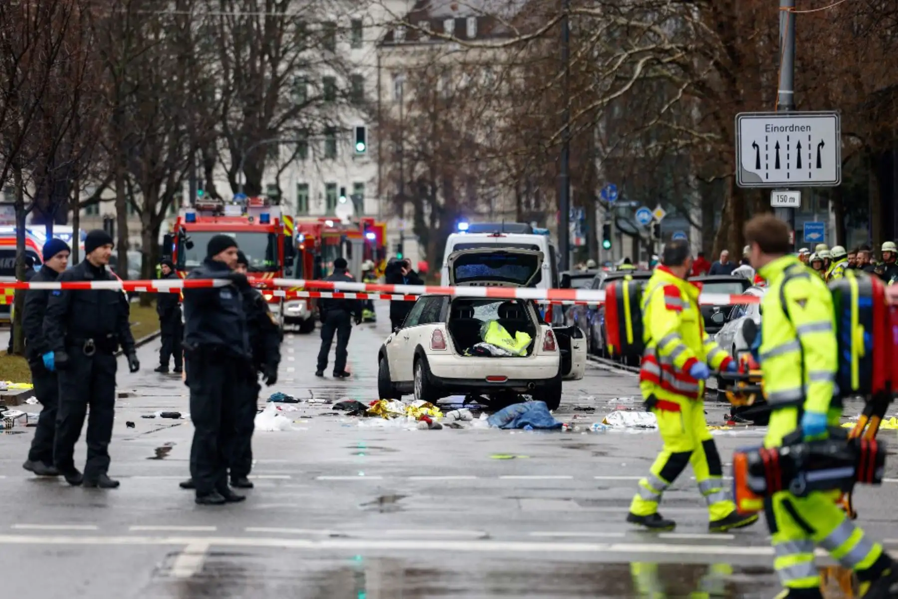 Los miembros de los servicios de emergencia trabajan en el lugar donde un automóvil atropelló a una multitud en la ciudad de Múnich, en el sur de Alemania, el 13 de febrero de 2025, dejando varias personas heridas, dijo la policía. Foto: AFP
