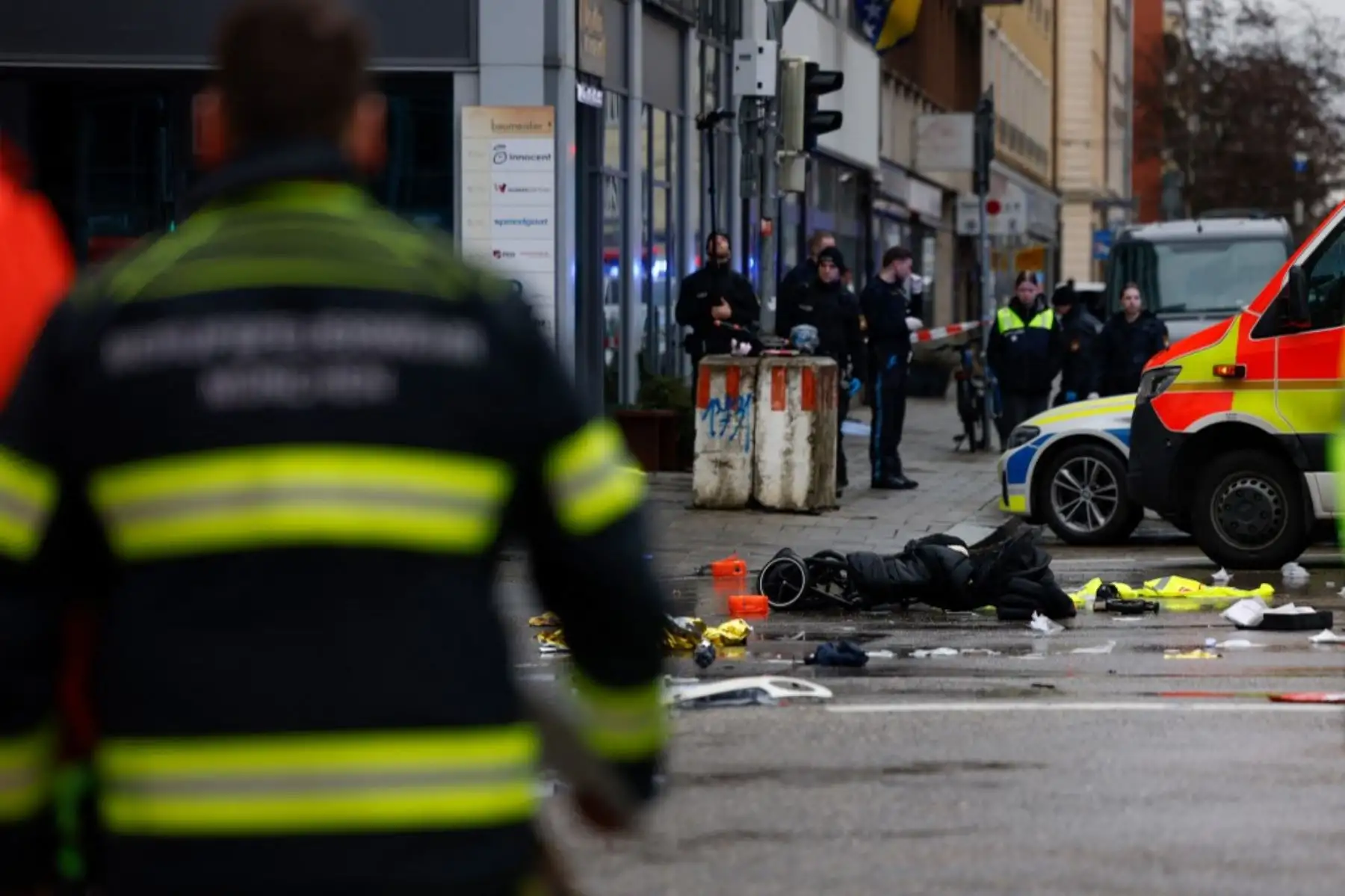 La policía de Múnich informó en la plataforma de redes sociales X que "varias personas resultaron heridas" después de que "un coche atropellara a un grupo de personas" en el centro de la capital del estado bávaro. Foto: AFP