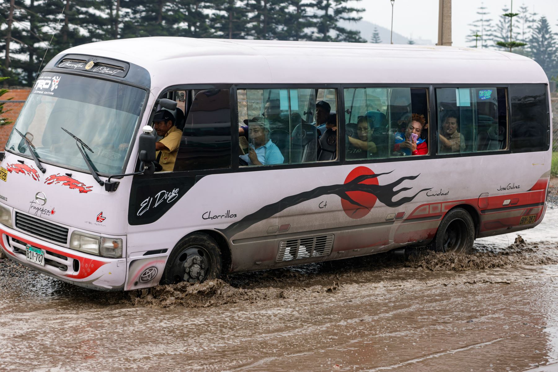 Peatones y vehículos tuvieron dificultad para transitar hoy en la avenida Alipio Ponce, cerca de la Pananamericana Sur. Fotos:ANDINA/Luis Iparraguirre