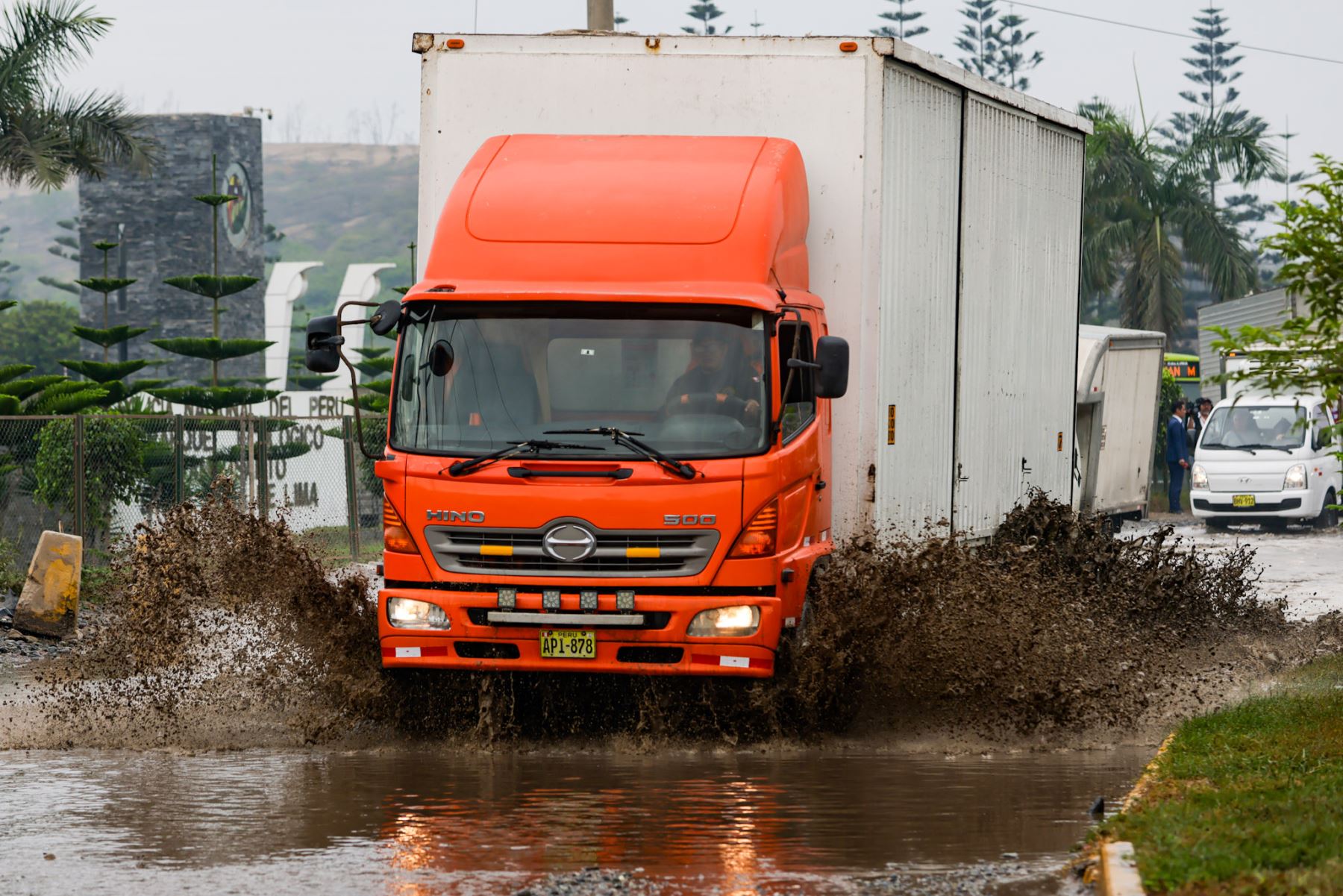 Peatones y vehículos tuvieron dificultad para transitar hoy en la avenida Alipio Ponce, cerca de la Pananamericana Sur. Fotos:ANDINA/Luis Iparraguirre