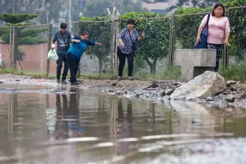 Peatones y vehículos tuvieron dificultad para transitar hoy en la avenida Alipio Ponce, cerca de la Pananamericana Sur. Fotos:ANDINA/Luis Iparraguirre