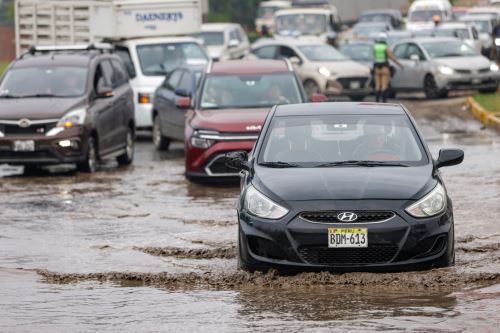 Desborde del río Surco inunda la Av. Alipio Ponce y genera caos vehicular