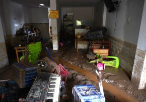 Vecinos del centro poblado de Cajuca, ubicado en el distrito de Vista Alegre, fueron los más afectados por los huaicos registrados en la provincia iqueña de Nasca. La masa de lodo y agua ingresó a sus viviendas. Foto: Genry Bautista