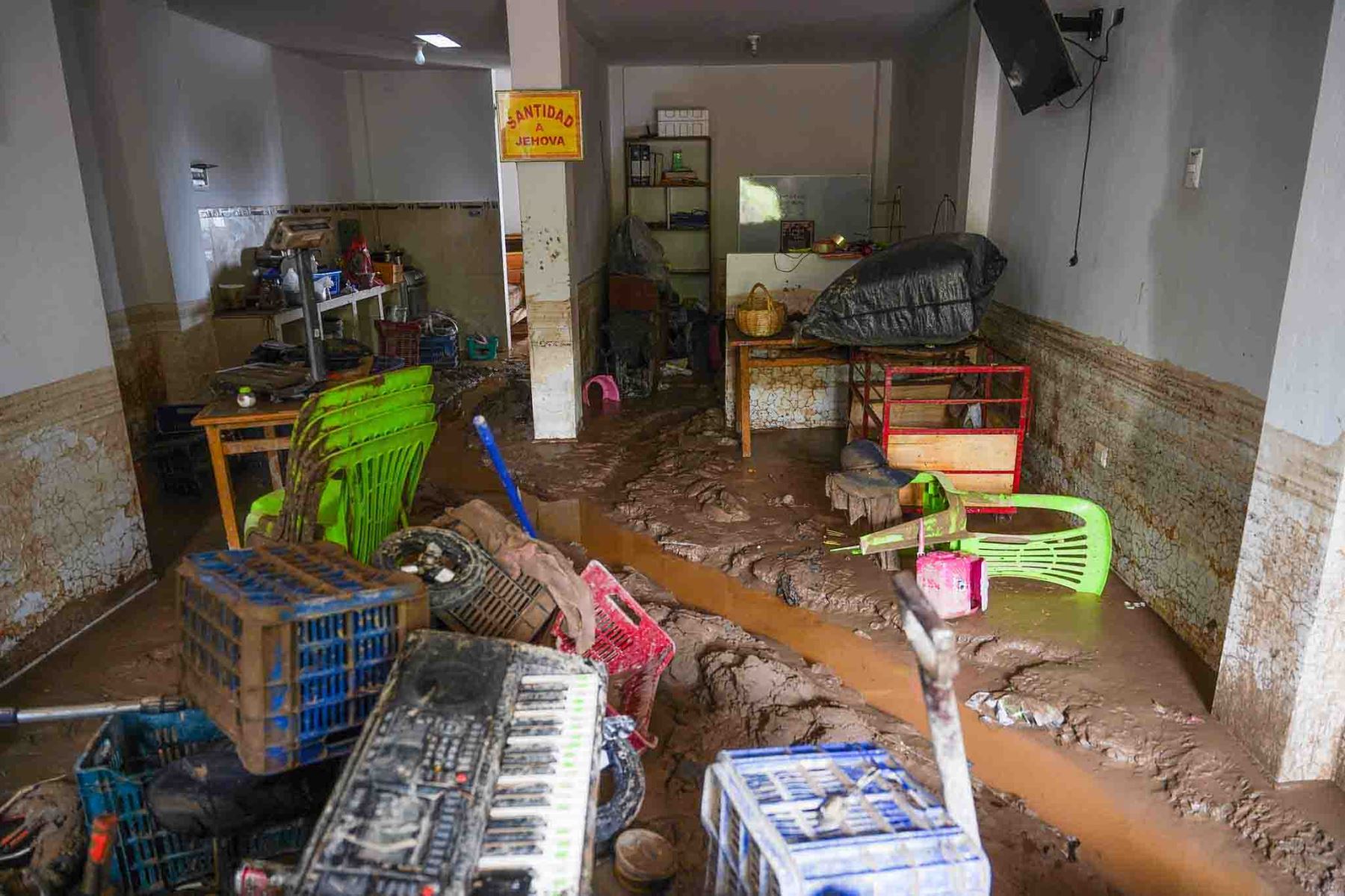 Vecinos del centro poblado de Cajuca, en el distrito de Vista Alegre, fueron los más afectados por los huaicos registrados en la provincia iqueña de Nasca. La masa de lodo y agua ingresó a sus viviendas. Foto: Genry Bautista.