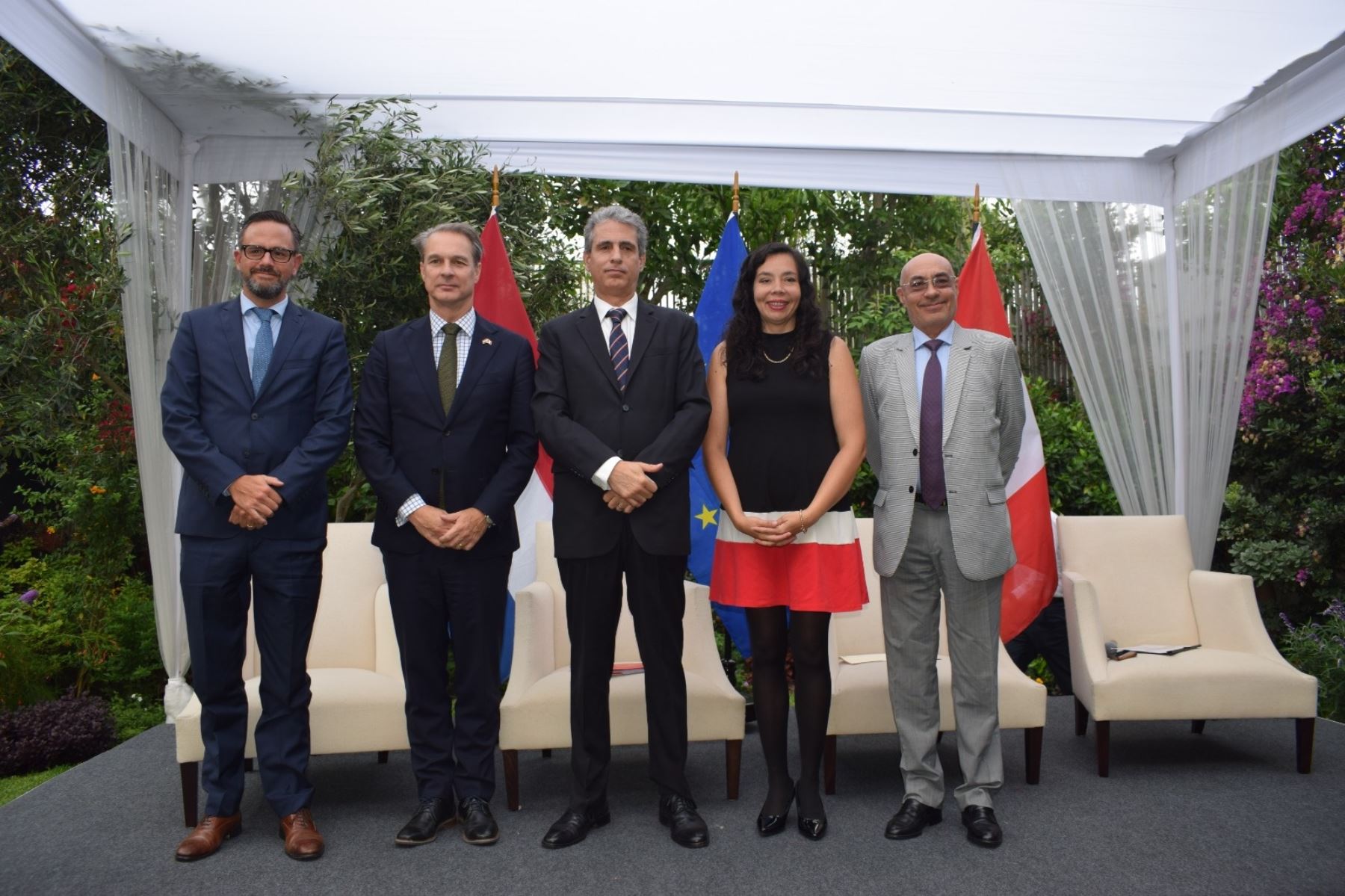 Oliver Coupleux, jefe de la sección económica y comercial de la UE en Perú; Alexander Kofman, embajador del Reino de los Países Bajos; Iván Lucich, director de la Dirección de Servicios al Inversionista de Proinversión; Rossina Manche, directora Ejecutiva del Programa Nacional de Saneamiento Urbano del MVCS; y Julio César de la Rocha, gerente general de Sedapal (de izquierda a derecha)