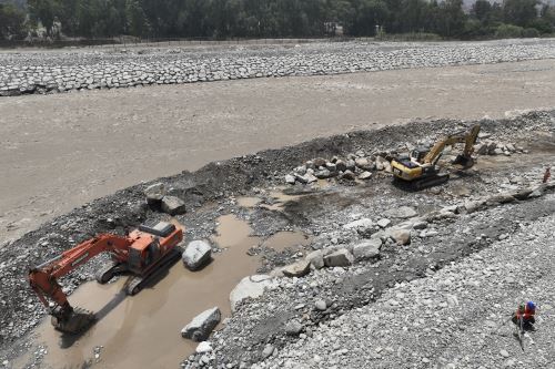 Trabajos de descolmatación y encauce en Ñaña y Chaclacayo