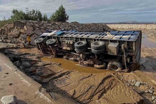 Huaico arrastra camión en la Panamericana Sur