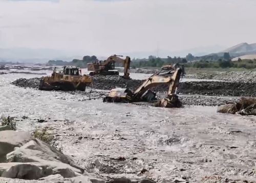 La crecida del río Huaura, al norte de la región Lima, casi arrastra a maquinaria pesada que realizaba trabajos de encauzamiento y defensa ribereña.