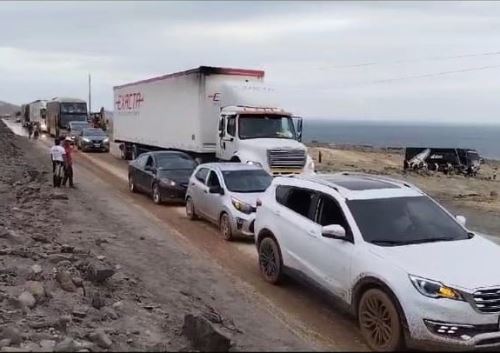 Tres tramos de la carretera Panamericana Sur, en Arequipa, han resultado afectados por la caída de huaicos, lo que ha causado la restricción del tránsito de vehículos. ANDINA/Difusión