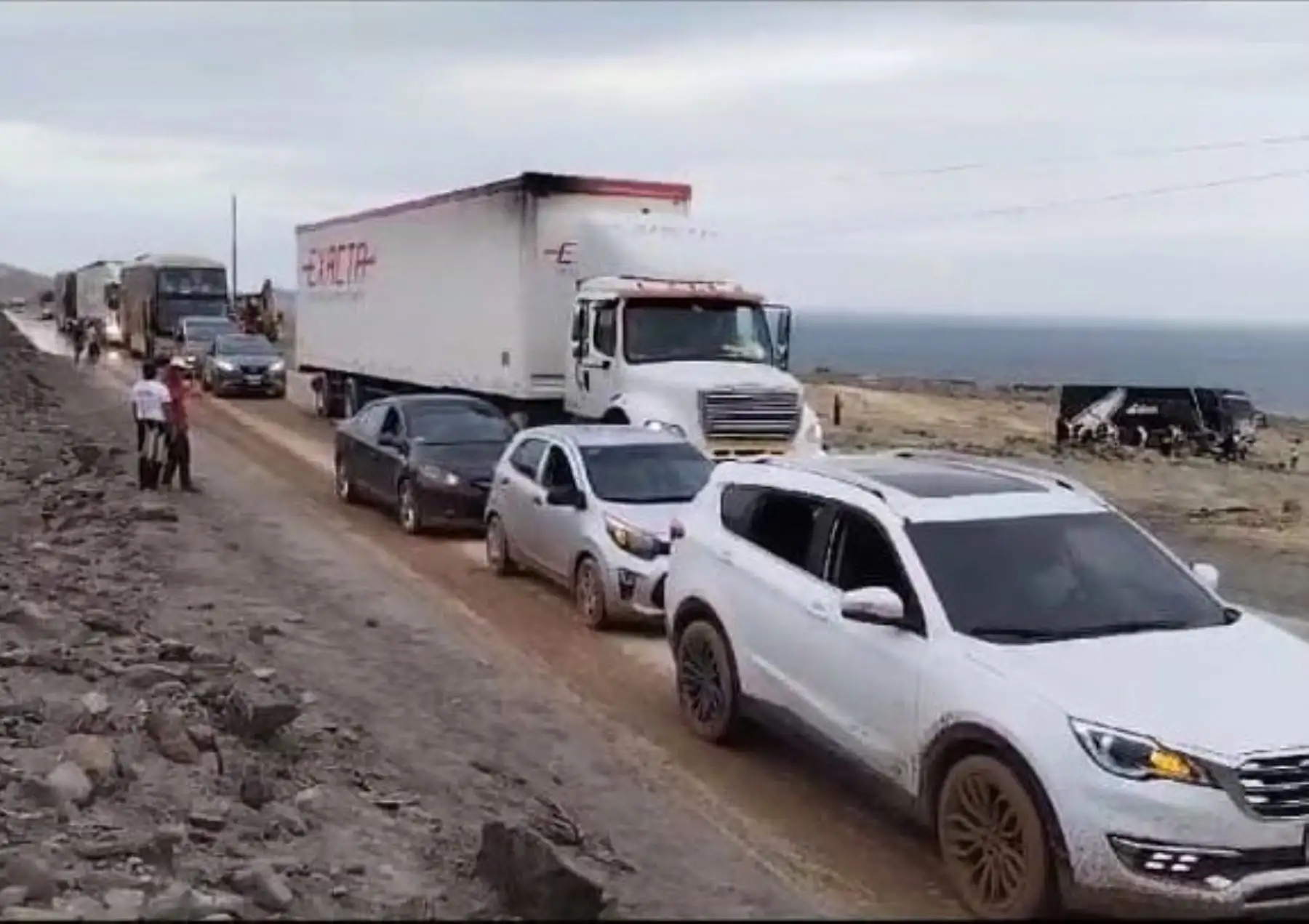 Tres tramos de la carretera Panamericana Sur, en Arequipa, han resultado afectados por la caída de huaicos, lo que ha causado la restricción del tránsito de vehículos. ANDINA/Difusión