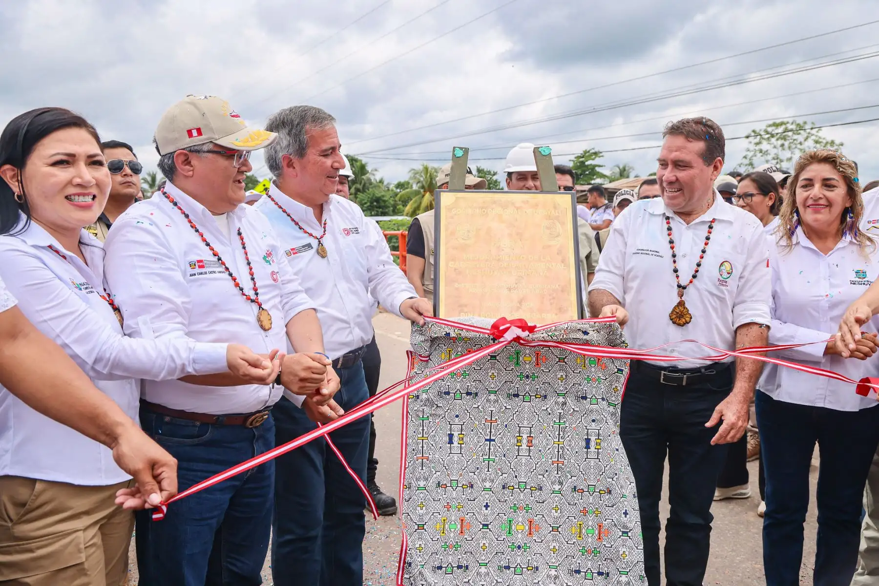 El titular del MTC, quien estuvo acompañado por el gobernador regional Manuel Gambini, el burgomaestre provincial de Padre Abad y los alcaldes distritales de Neshuya y Curimaná, también anunció que el Gobierno impulsa el proyecto ferroviario que unirá Pucallpa con la zona costera del país.