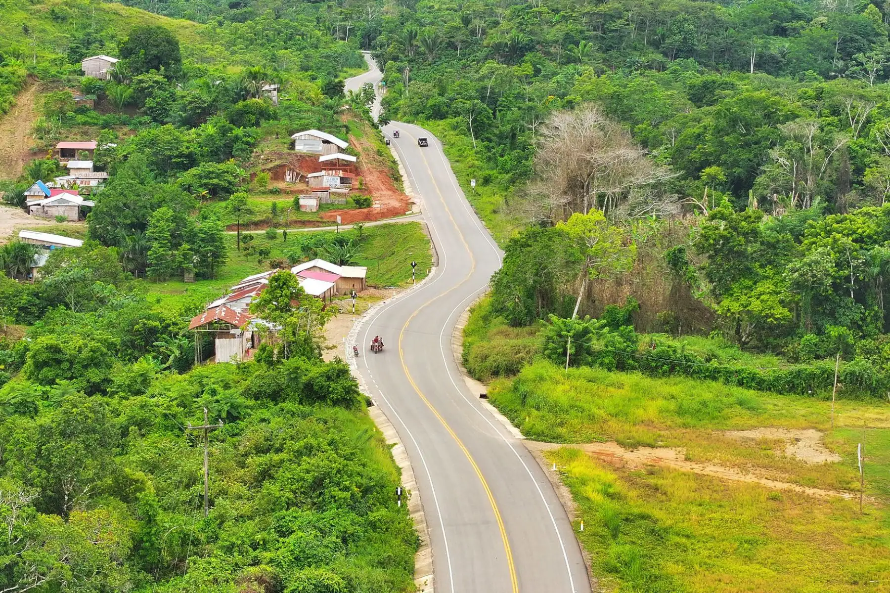 La ejecución de la obra requirió una inversión total de S/330 millones, permitiendo la colocación de una nueva carpeta asfáltica en 33.98 km y la construcción de 16 puentes tipo losa.