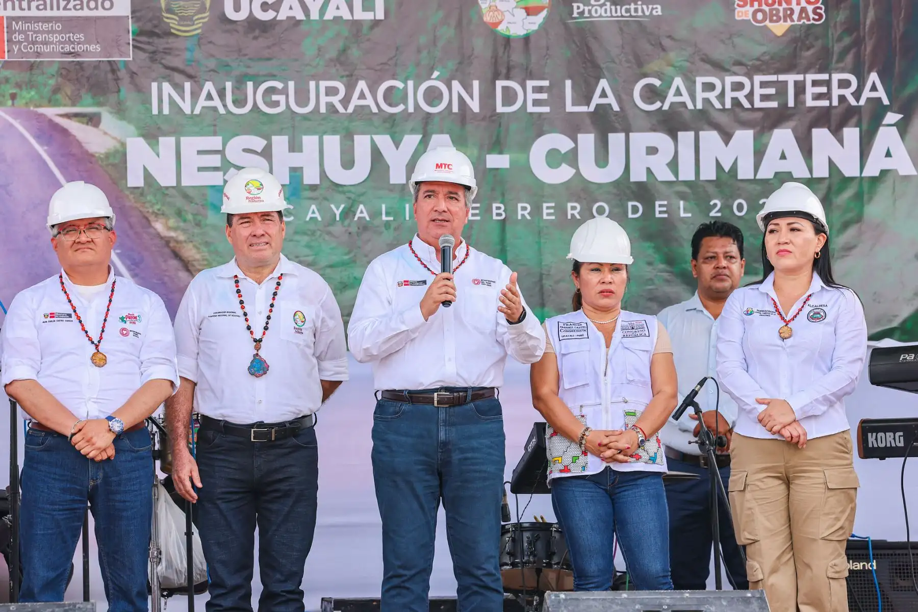 En la actividad también estuvieron presentes el ministro del Ambiente, Juan Castro, el viceministro de Transportes, Ismael Sutta, el director ejecutivo de Provías Descentralizado, Oscar Chávez, así como líderes de las comunidades beneficiadas.