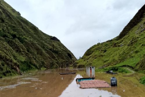 Hay varios puentes a punto de colapsar por la crecida de los ríos.