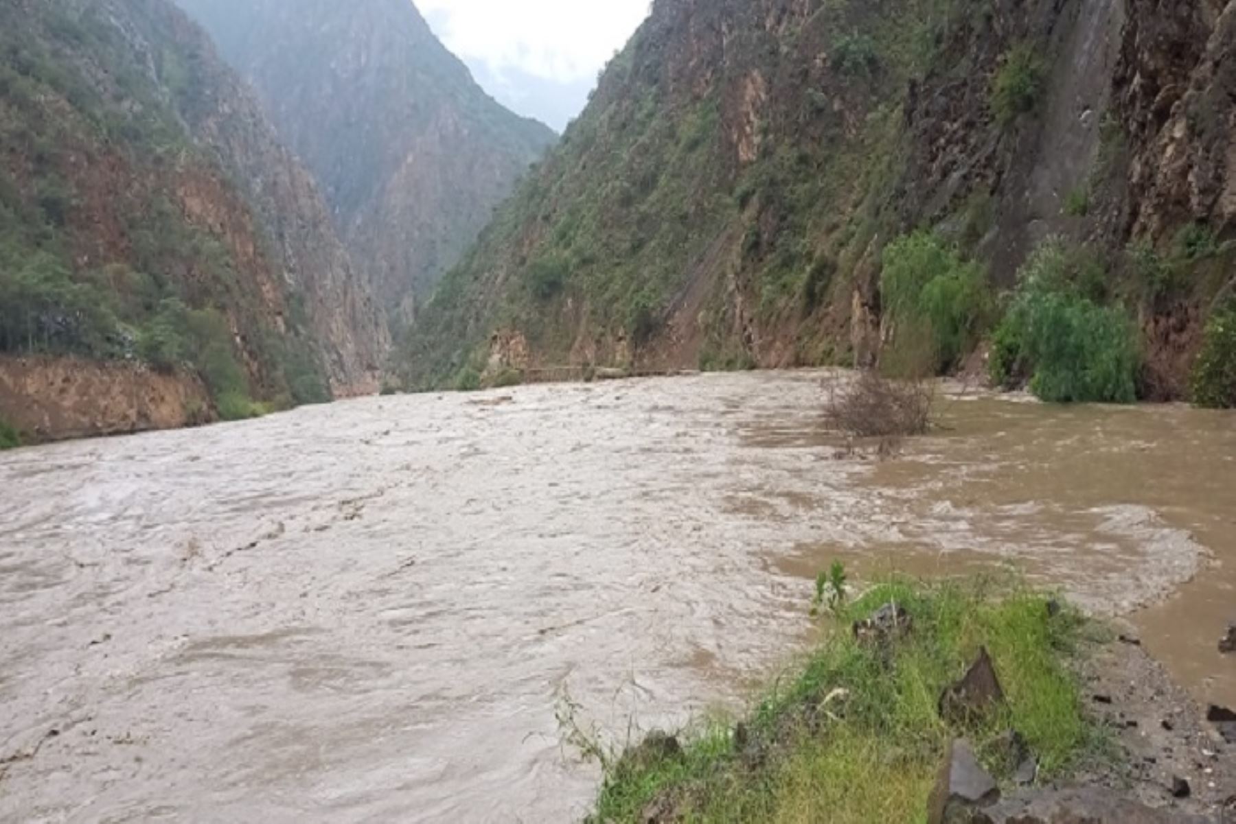 Como el río Marañón se ha llevado varios tramos de la carretera que une a estos distritos, decenas de vehículos de carga pesada, así como camionetas que brindan servicio público de pasajeros, han quedado varados en las vías.