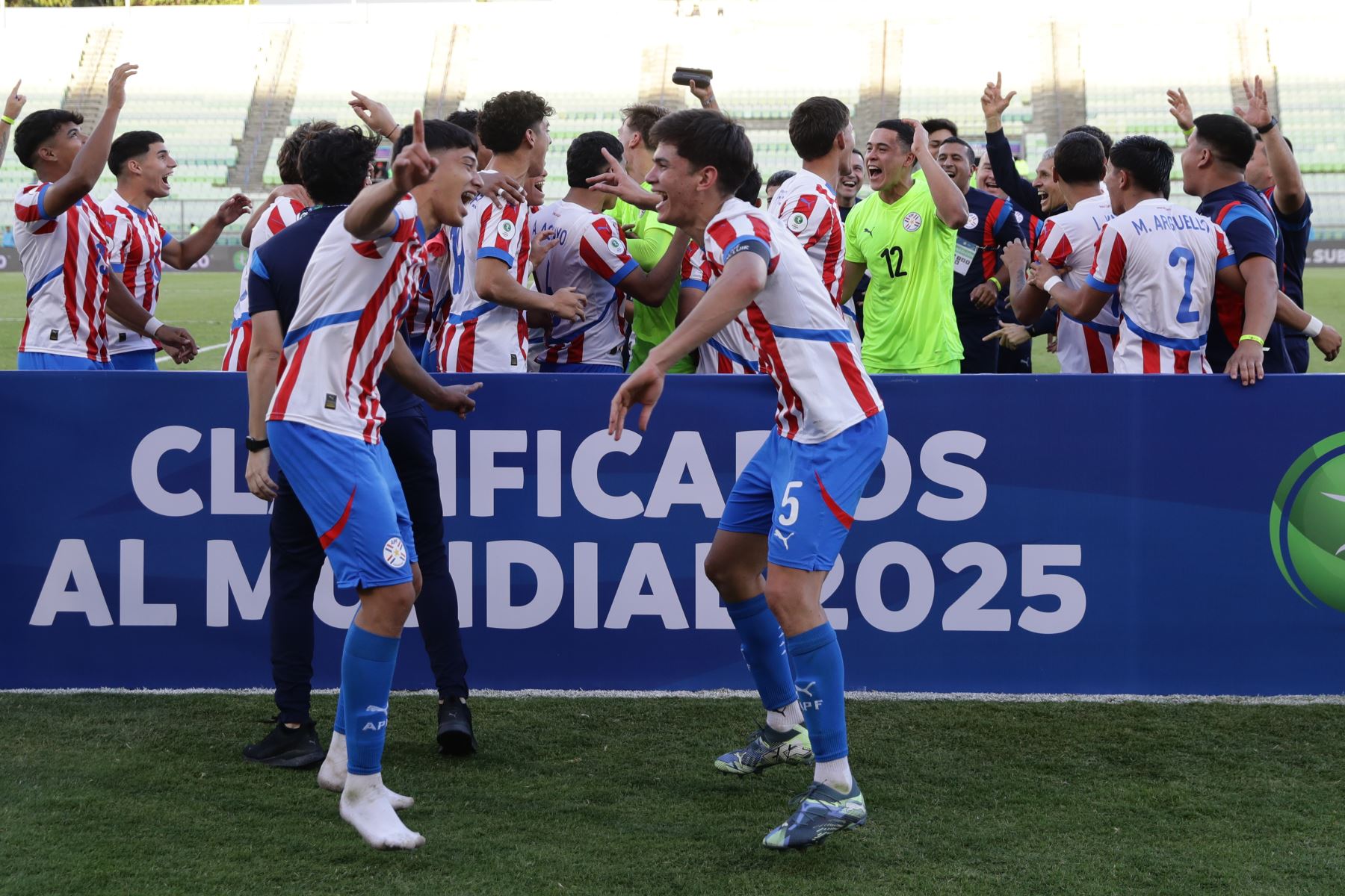 Jugadores de Paraguay celebran este jueves, al final de un partido del hexagonal final del Campeonato Sudamericano sub-20 entre las selecciones de Paraguay y Uruguay en el estadio Olímpico de la Universidad Central en Caracas (Venezuela). Foto: EFE