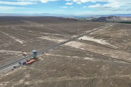 El huaico llegó hasta la Torre Mirador, dañando parte de los tres geoglifos que se ubican en dicha zona, y el agua se empozó en la pista auxiliar de la carretera Panamericana Sur.