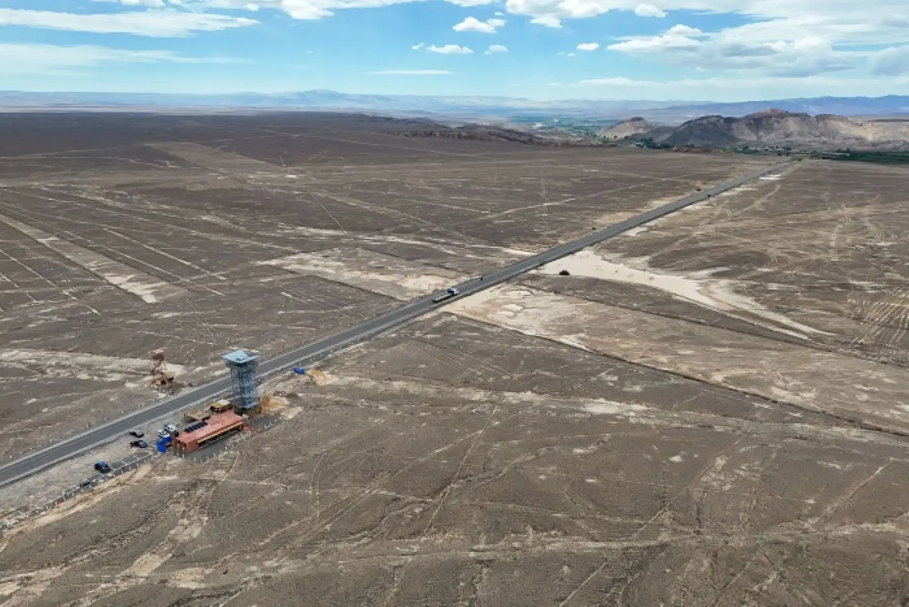 El huaico llegó hasta la Torre Mirador, dañando parte de los tres geoglifos que se ubican en dicha zona, y el agua se empozó en la pista auxiliar de la carretera Panamericana Sur.