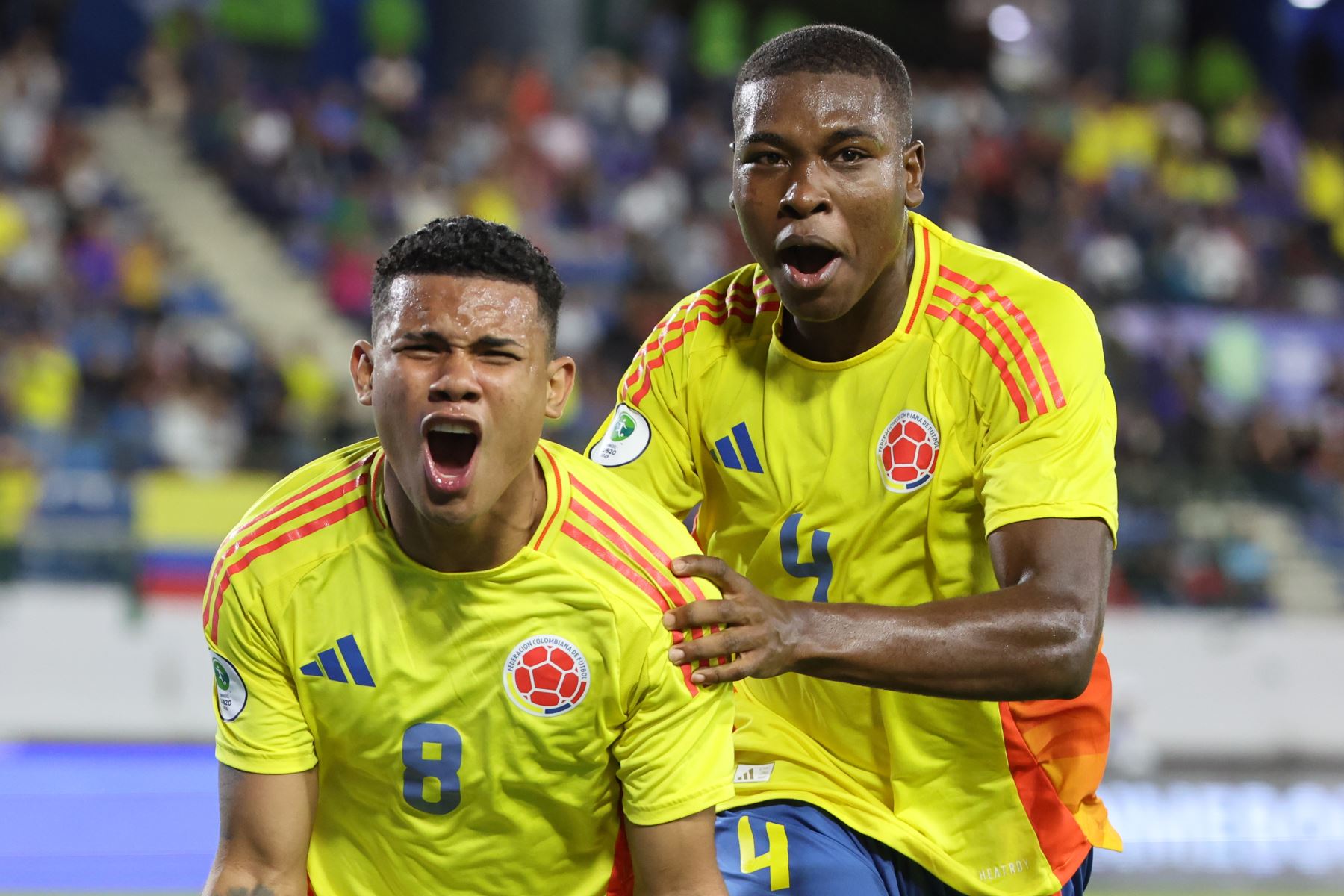 Royner Andrés Benítez (i) y Julián Andrés Bazán de Colombia celebran un gol este jueves, en un partido del hexagonal final del Campeonato Sudamericano sub-20 entre las selecciones de Colombia y Chile en el estadio Nacional Brígido Iriarte en Caracas (Venezuela). Foto: EFE