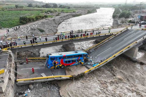 Chancay: caída de bus por colapso de puente deja dos fallecidos y más de 30 heridos