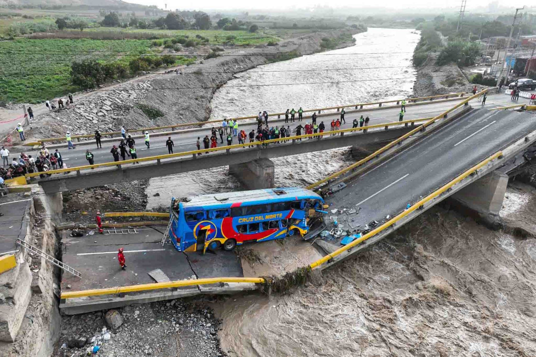 Durante el tiempo que demande colocar los puentes modulares permanecerá cerrado el tránsito en este tramo de la Panamericana Norte. Foto: ANDINA/Juan Carlos Guzmán.