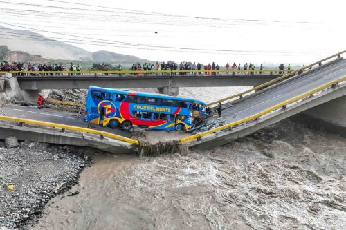 Chancay: caída de bus por colapso de puente deja dos fallecidos y más de 30 heridos