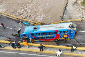 Brigadistas de rescate de la Policía Nacional del Perú se encuentran en el lugar del trágico accidente en el puente Chancay. Buscan retirar el cuerpo del chofer del bus interprovincial que se encuentra atrapado en la unidad. ANDINA/Juan Carlos Guzmán