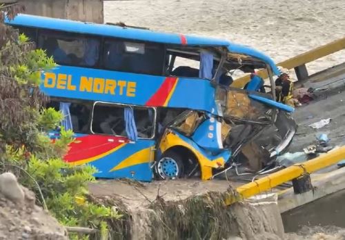 Brigadistas de rescate de la Policía Nacional del Perú se encuentran en el lugar del trágico accidente en el puente Chancay. Buscan retirar el cuerpo del chofer del bus interprovincial que se encuentra atrapado en la unidad.