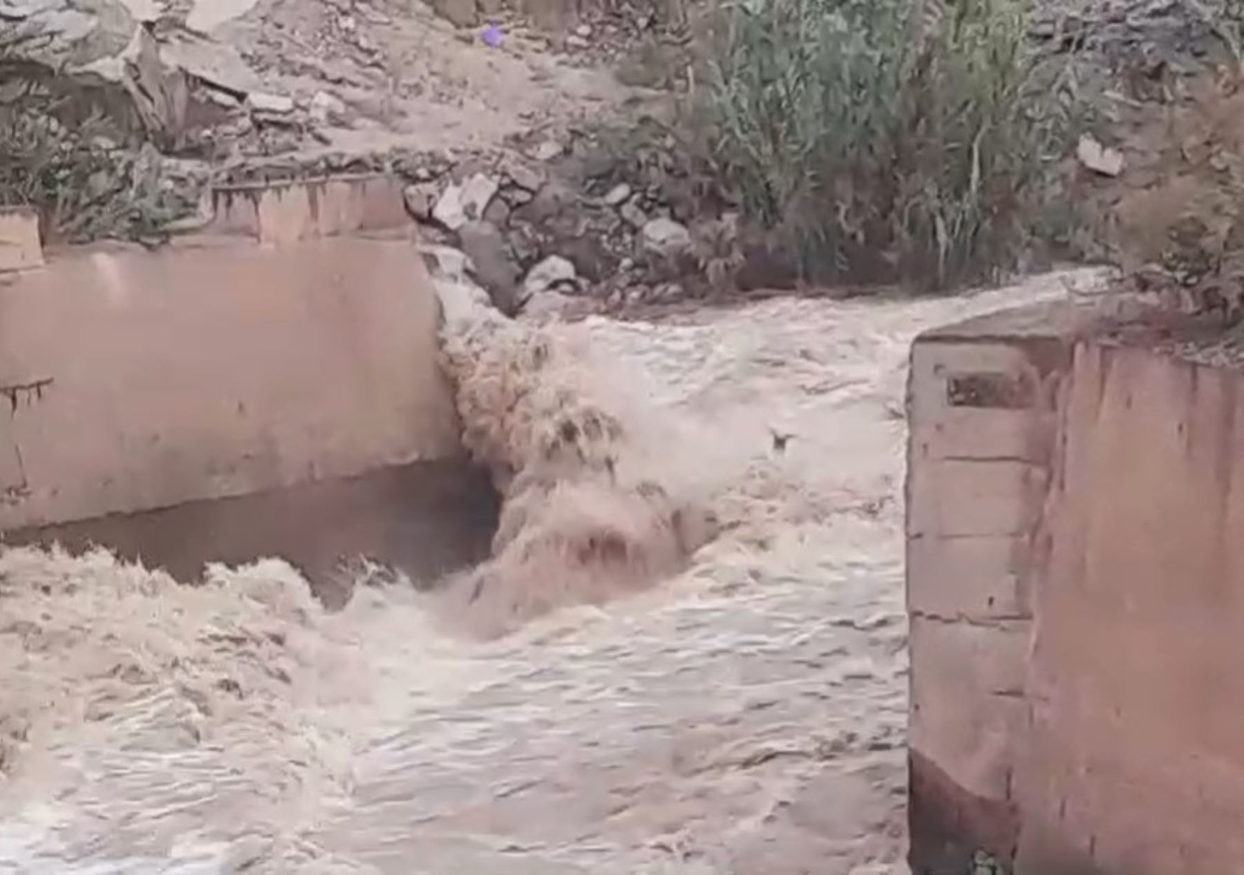 Las lluvias intensas han causado el incremento del caudal del río Chancay, han activado quebradas y provocado deslizamientos, lo que ha generado la alarma en los distritos de la provincia de Huaral. Foto: ANDINA/difusión.