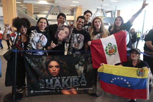 Fans de Shakira esperan su llegada en el aeropuerto Jorge Chavez