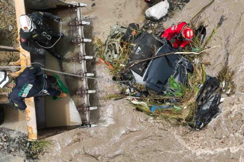 Rescatan vehículo arrastrado por el río Chancay tras colapso de puente