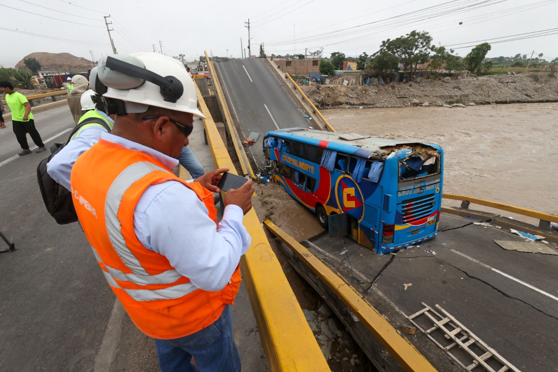 Técnicos especialistas realizan peritajes para determinar las causas del colapso del puente Chancay que causó la caída de un bus. ANDINA/Juan Carlos Guzmán