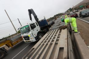 Descarga de piezas metálicas para el armado de un puente provisional para reemplazar el siniestrado en Chancay donde cayó un bus interprovincial. Foto: ANDINA/Juan Carlos Guzmán Negrini