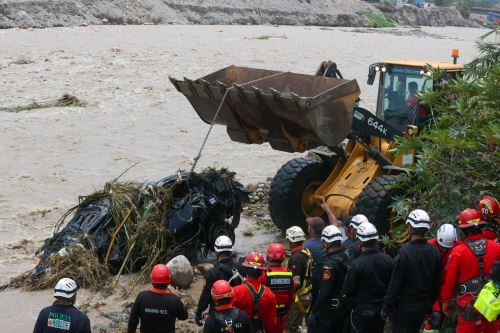 Rescate del vehículo que cayó al río Chancay junto a un bus interprovincial. ANDINA/Juan Carlos Guzmán