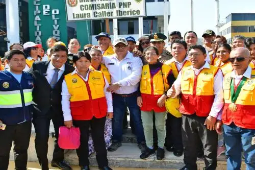 Desde la Plaza de Armas del distrito, el titular del Ministerio del Interior (Mininter) remarcó que la entrega de estas indumentarias, valorizadas en más de un S/ 1 000 000, es una muestra del compromiso que tiene el sector con las organizaciones sociales de base, a las cuales considera como los ojos y oídos de la PNPANDINA/Difusión
