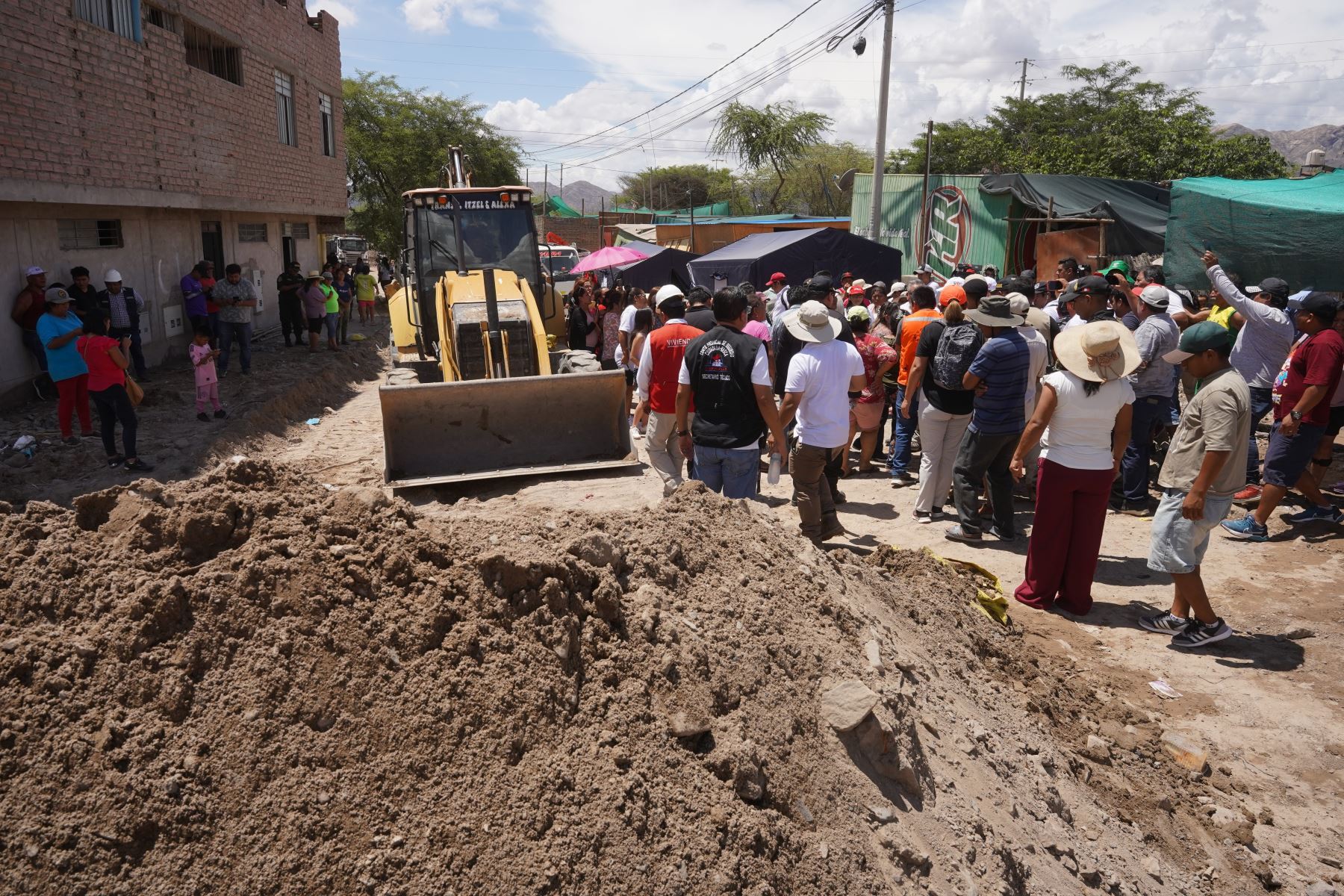 Con ayuda de maquinaria pesada enviada por el Ministerio de Vivienda se iniciaron los trabajos de limpieza en los sectores afectados por la caída de huaicos en la provincia de Nasca, región Ica. Foto: Genry Bautista