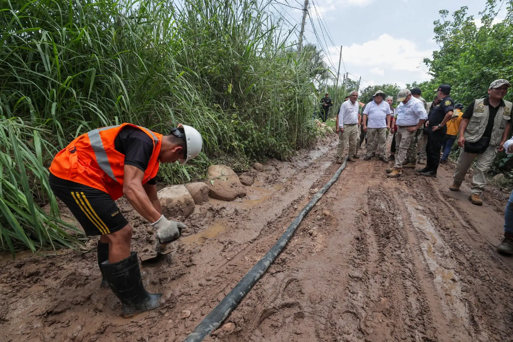 En esa línea, el premier Adrianzén destacó la rápida reacción de las autoridades locales para atender a las comunidades, y reiteró el compromiso del Ejecutivo para apoyar a las municipalidades distritales en la respuesta ante las emergencias.