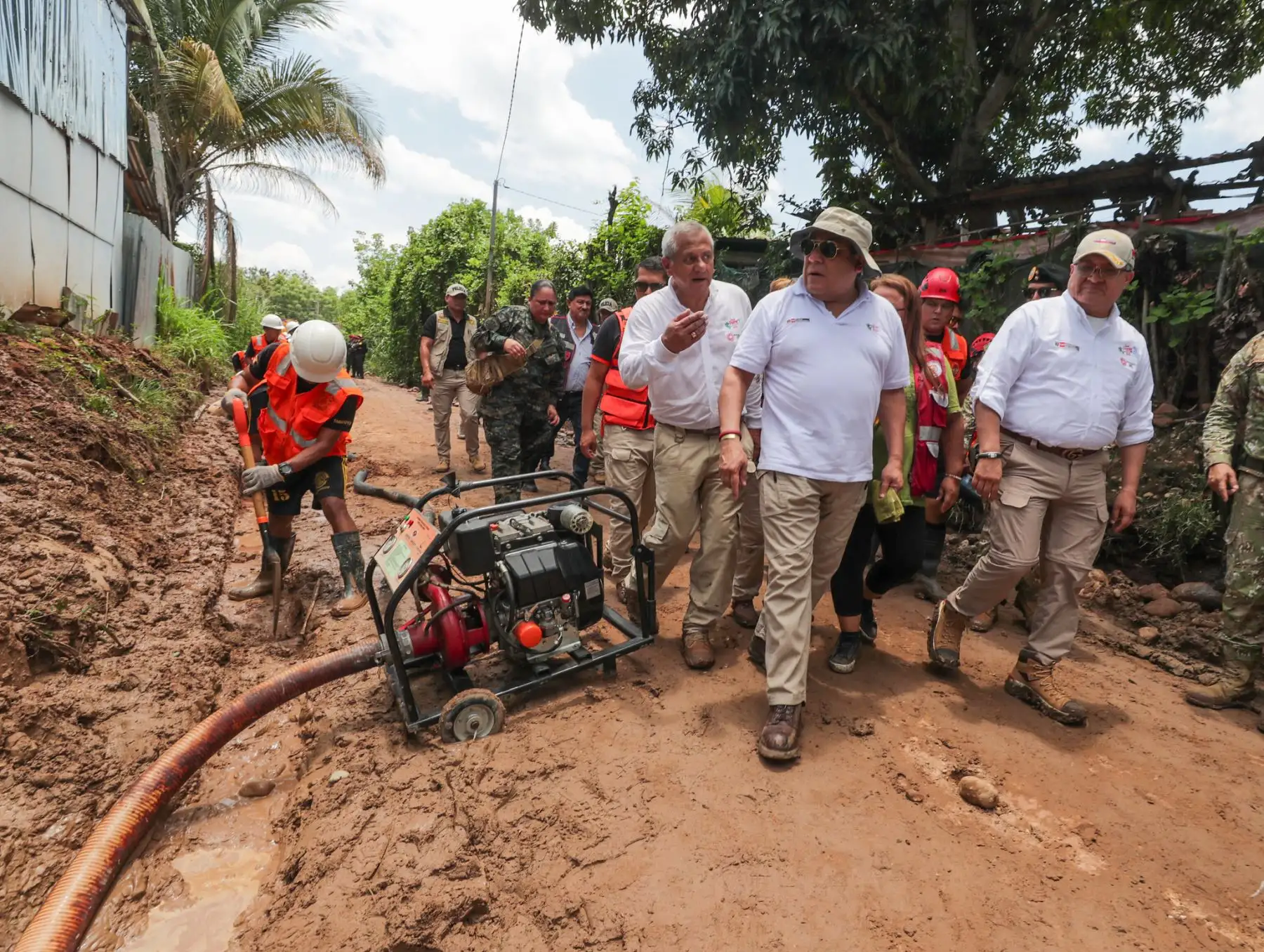 Premier Adrianzén verificó el trabajo coordinado de los tres niveles de Gobierno en los distritos de Morales y de La Banda de Shilcayo.