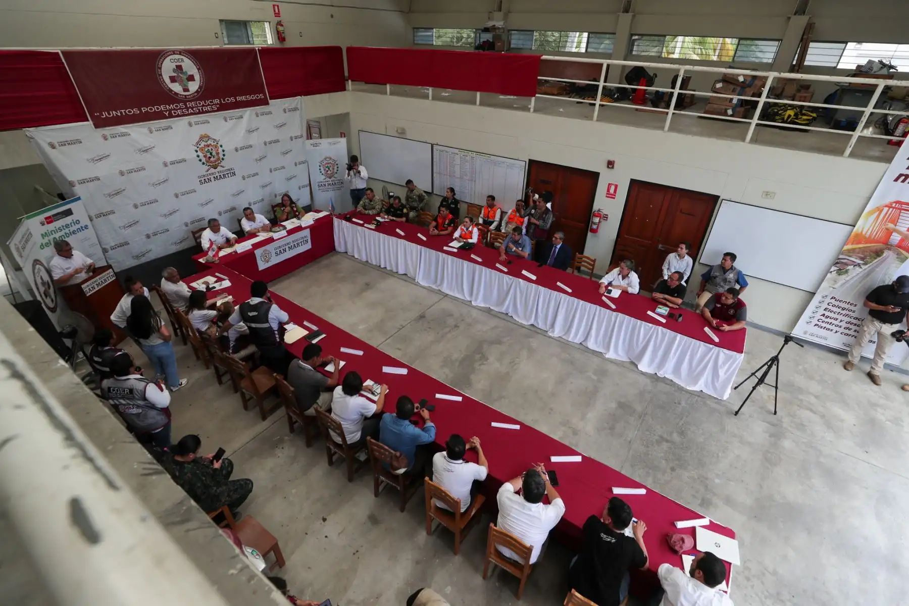 A fin de afianzar la articulación de los tres niveles de Gobierno para mitigar el impacto de las lluvias intensas, el presidente del Consejo de Ministros, Gustavo Adrianzén, y el ministro del Ambiente, Juan Carlos Castro, inspeccionaron, junto a las autoridades locales, las zonas afectadas por las intensas precipitaciones ocurridas en la región San Martín.