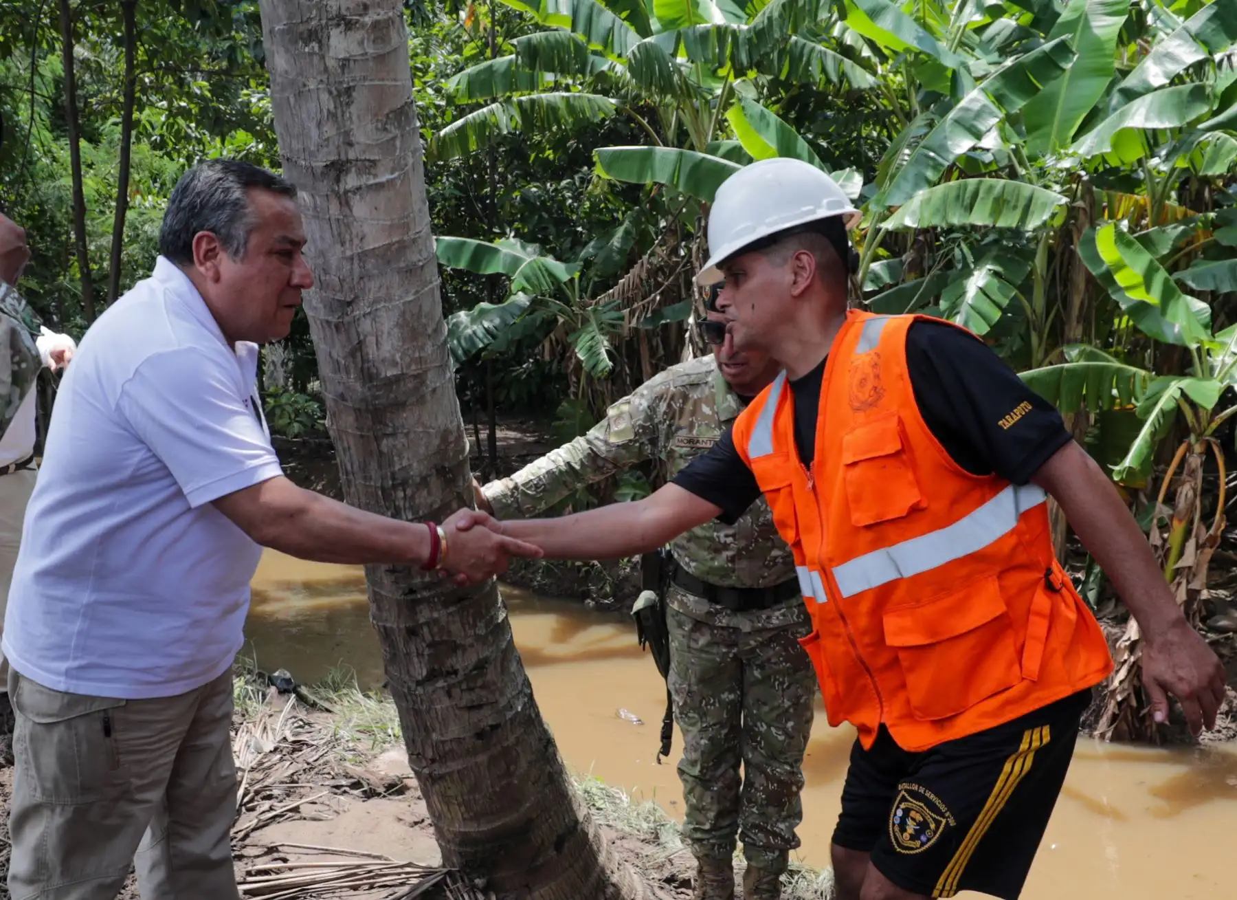 En el recorrido pudo comprobar el trabajo coordinado de los distritos, la provincia, el gobierno regional y el Ejecutivo, que, junto al Ejército del Perú y las comunidades, unen esfuerzos para recuperar las zonas perjudicadas.